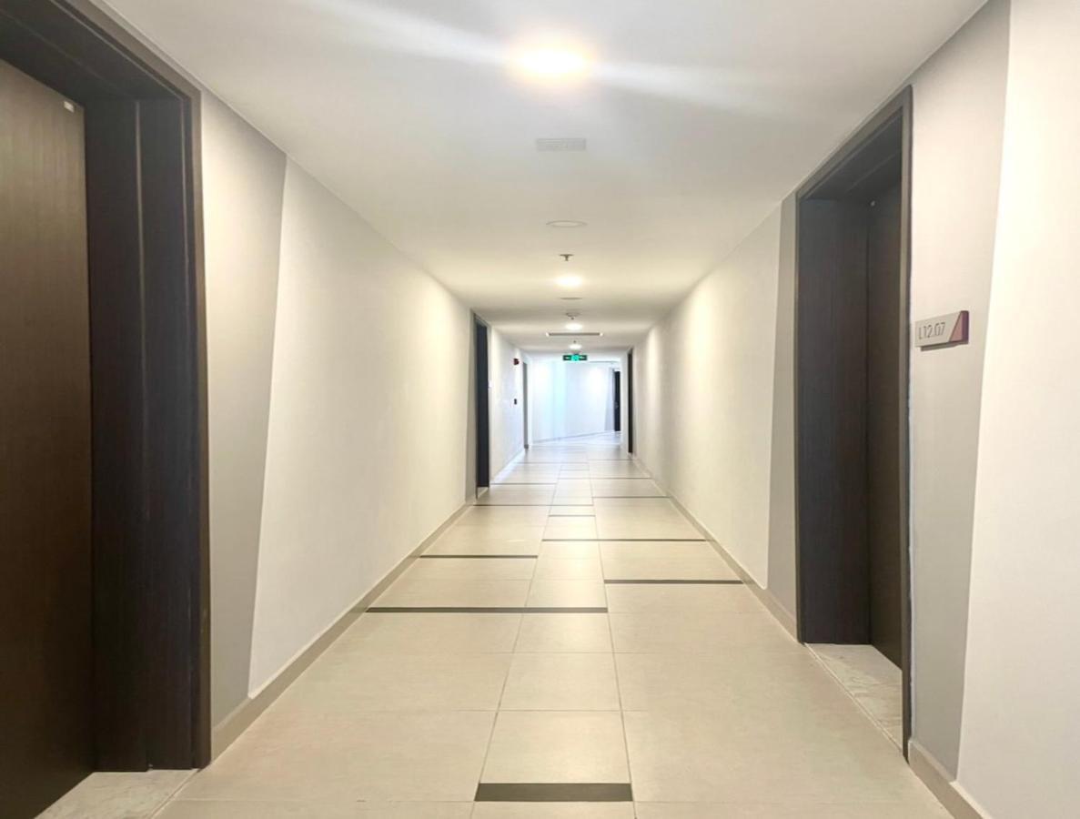 Compass One Building - Luxury Apartments Ap Phu Tho Exteriör bild