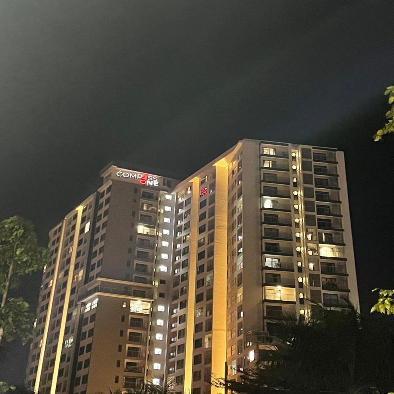 Compass One Building - Luxury Apartments Ap Phu Tho Exteriör bild