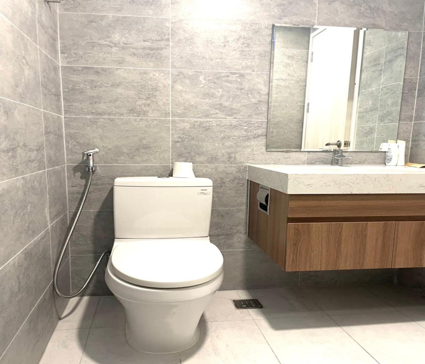 Compass One Building - Luxury Apartments Ap Phu Tho Exteriör bild